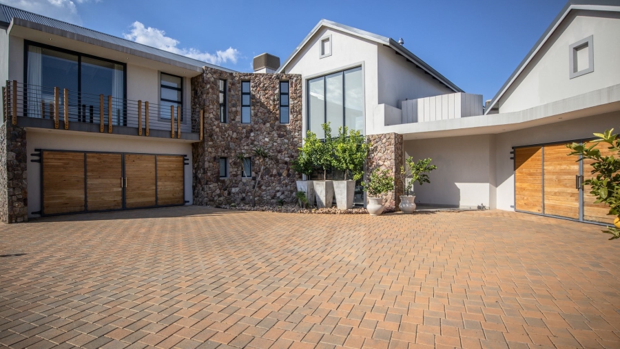 5 Bedroom Property for Sale in The Coves North West
